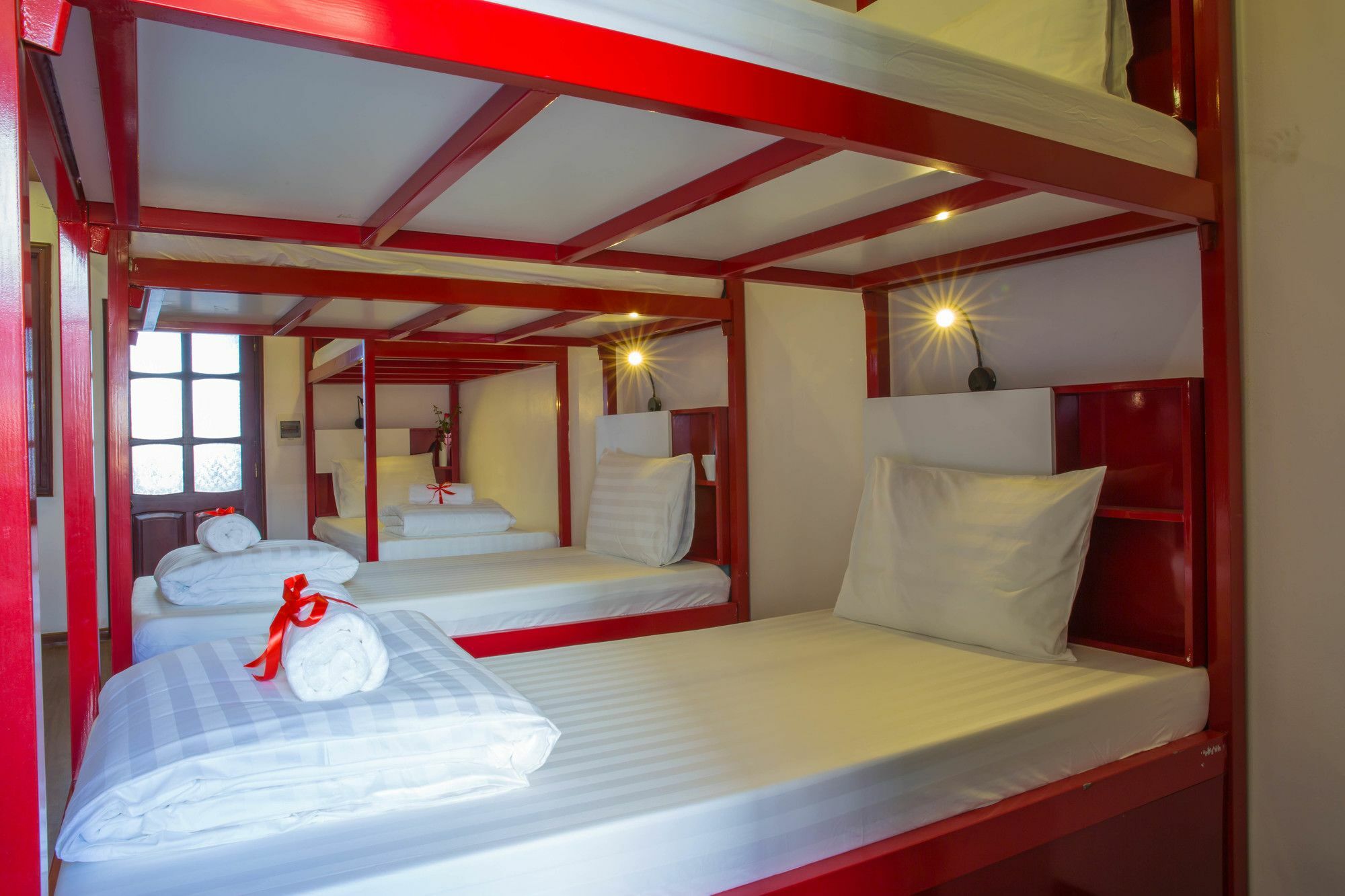 Hostel High Five *